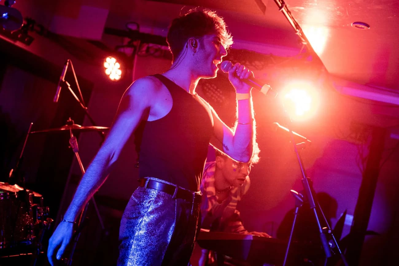Groover-pic-singer